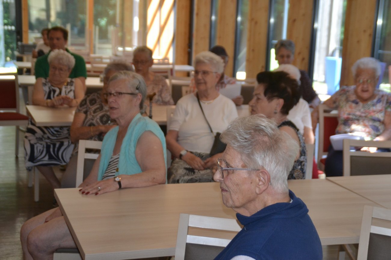 LE CREUSOT : Quand les Anciens et les écoliers chantent ensemble ...